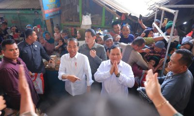 Menhan Prabowo Dampingi Presiden Jokowi Cek Harga dan Beri BLT di Pasar Bululawang Malang