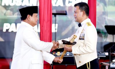 Menhan Prabowo Beri Kenang-kenangan Keris untuk Laksdya TNI (Purn) Amarulla: Lambang Pengabdian Pada Bangsa