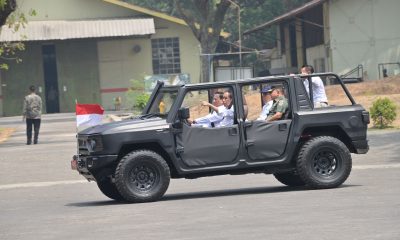 Menhan Prabowo Dampingi Presiden RI Tinjau PT Pindad di Bandung