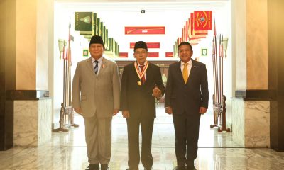 Menhan Prabowo Menganugerahkan Dharma Pertahanan Utama Kepada Habib Luthfi
