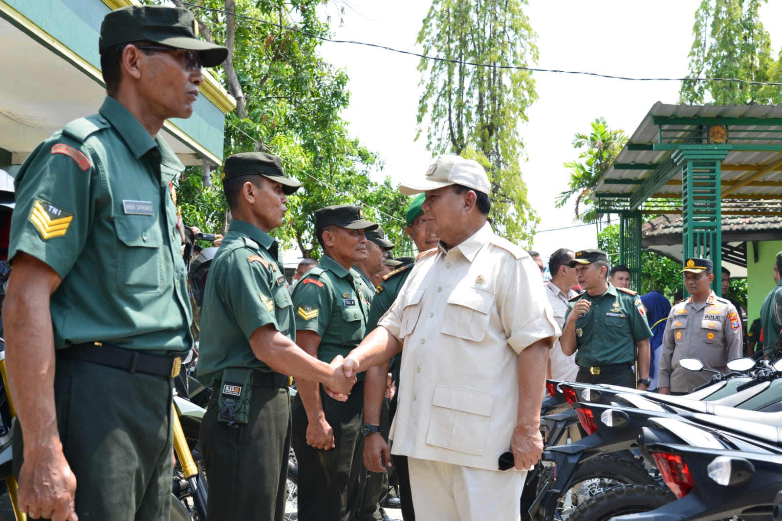 Kunjungan Ke Tuban, Menhan Prabowo Serahkan Bantuan 153 Unit Sepeda Motor Untuk TNI-Polri