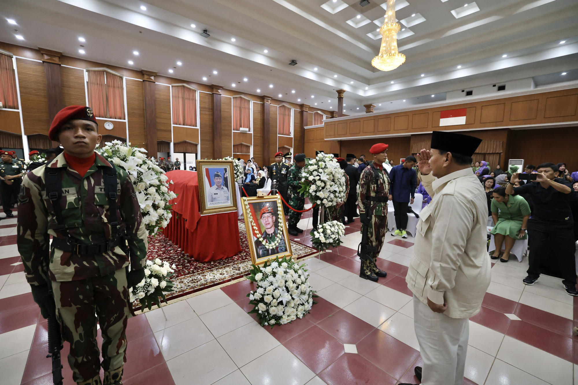 Menhan Prabowo Beri Penghormatan Terakhir Kepada Jenazah Letnan Jenderal TNI (Purn) DR (HC) Doni Monardo