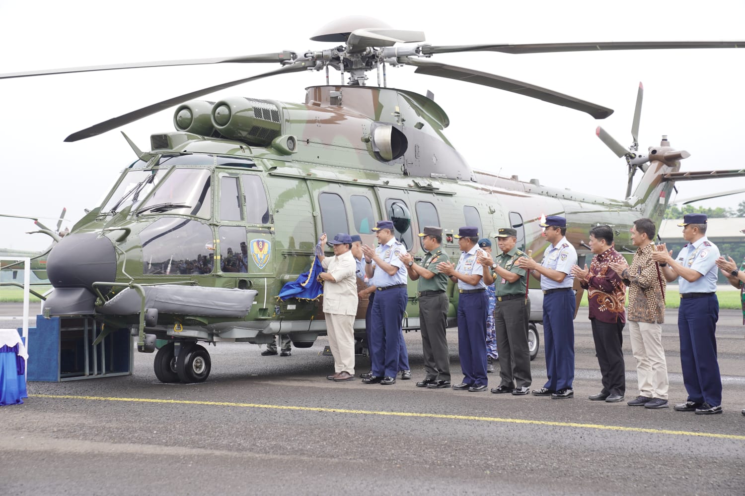 Menhan Prabowo Serahkan Delapan Unit Helikopter H225M dan Resmikan Full Flight Simulator H225M