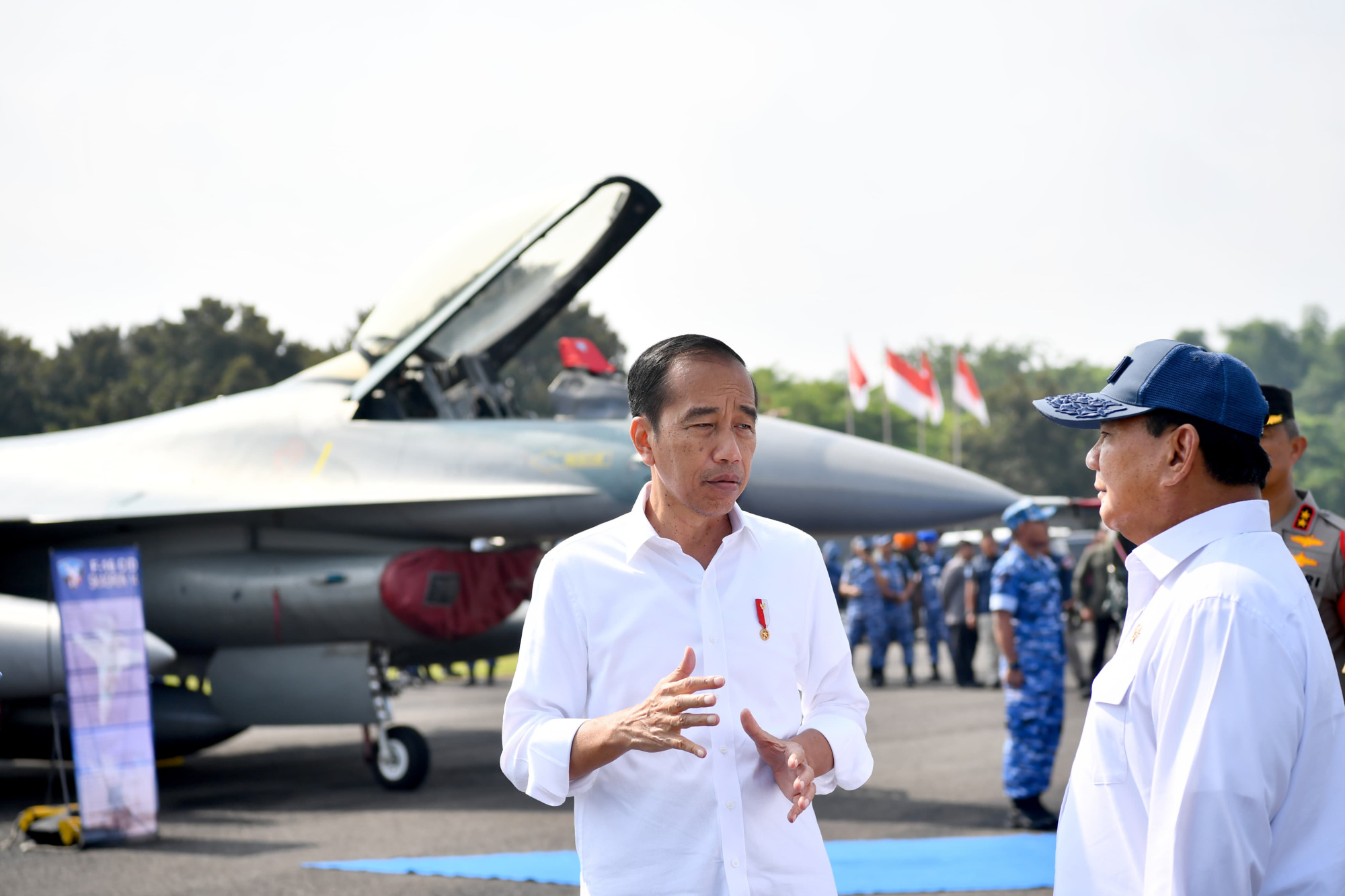 Menhan Prabowo Dampingi Presiden Jokowi Tinjau Pesawat Tempur dan Peragaan Bantuan untuk Gaza di Lanud Iswahjudi 