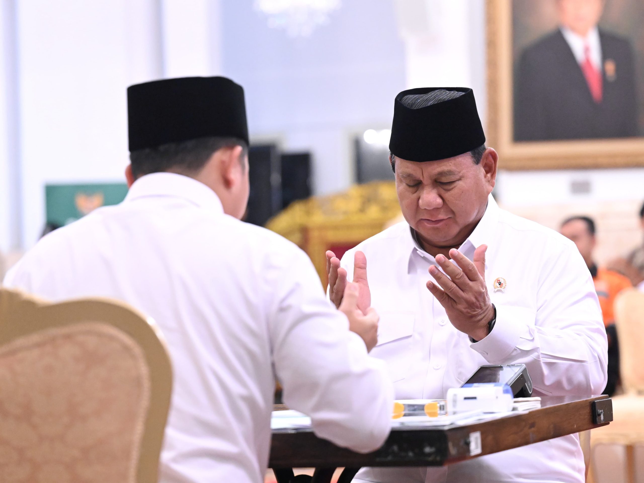 Menhan Prabowo Bayar Zakat Fitrah di Istana Negara