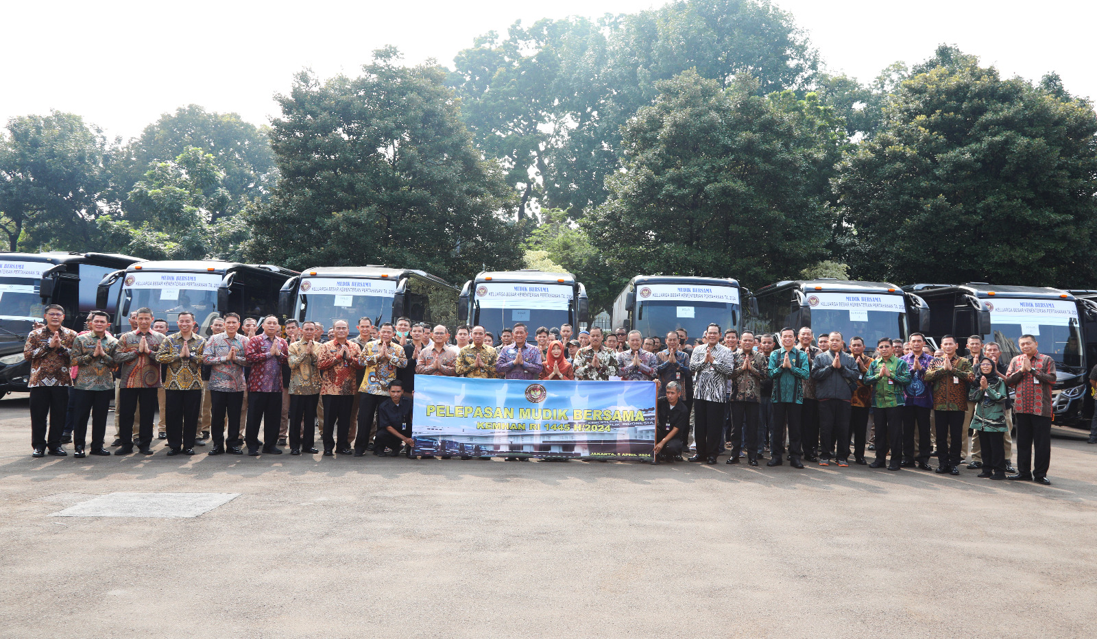 Sekjen Kemhan Lepas Pegawai Kemhan Mudik Gratis 2024