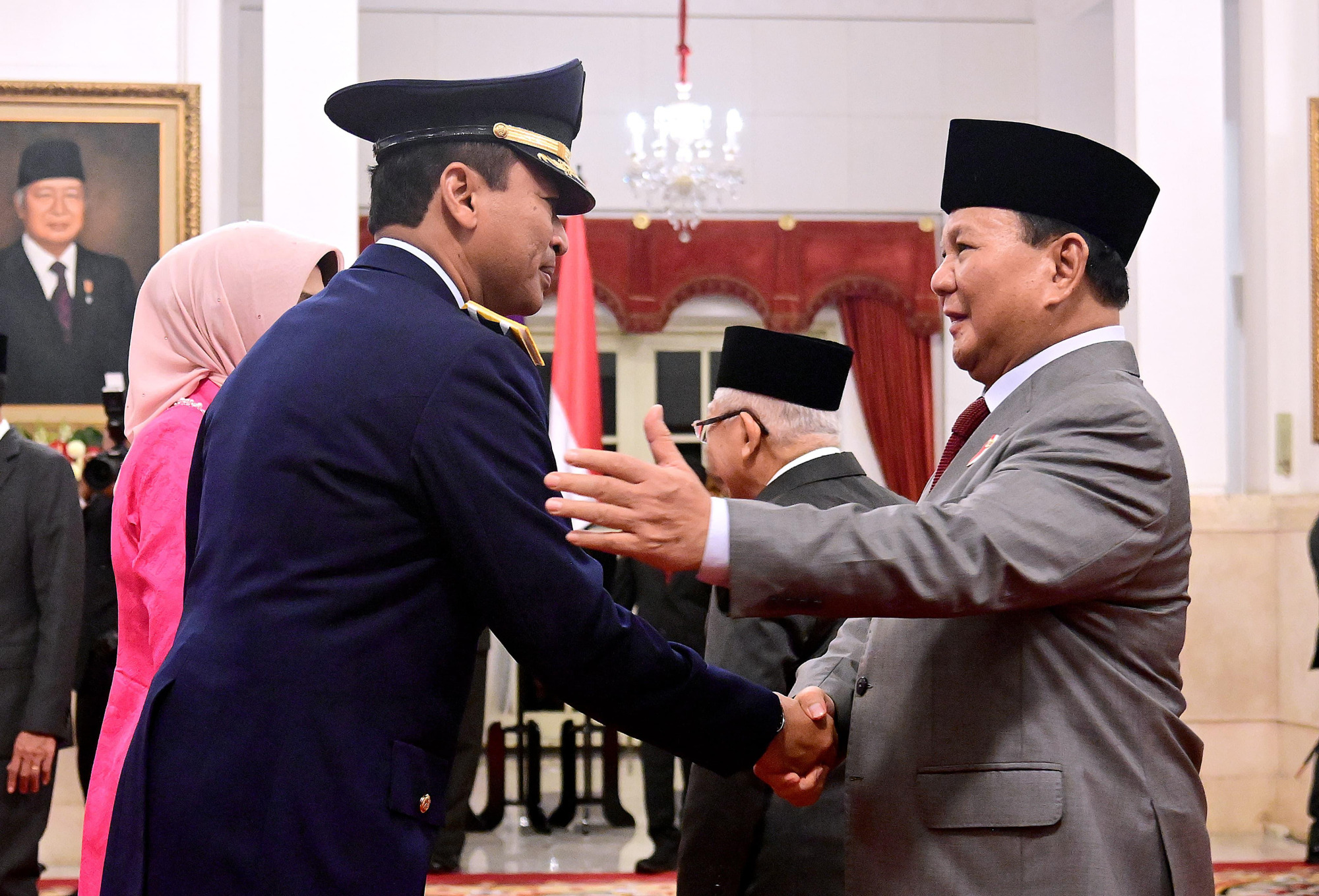 Dipimpin Presiden Jokowi, Menhan Prabowo Hadiri Pelantikan KSAU di Istana Negara
