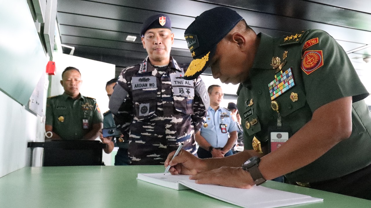 Irjen Kemhan Gelar Joy Sailing Menggunakan KRI Teluk Palu – 523, Bersama BPK RI dan TNI AL