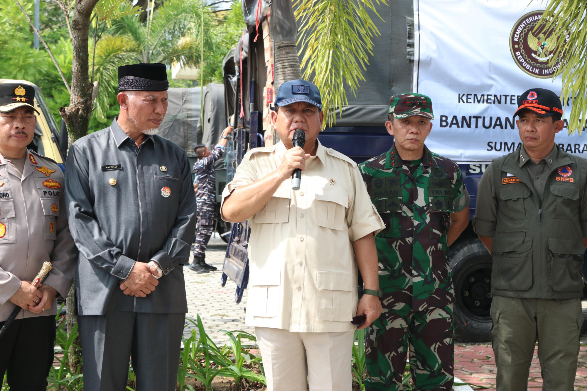 Menhan Prabowo Berikan Bantuan Bencana Alam di Sumatera Barat