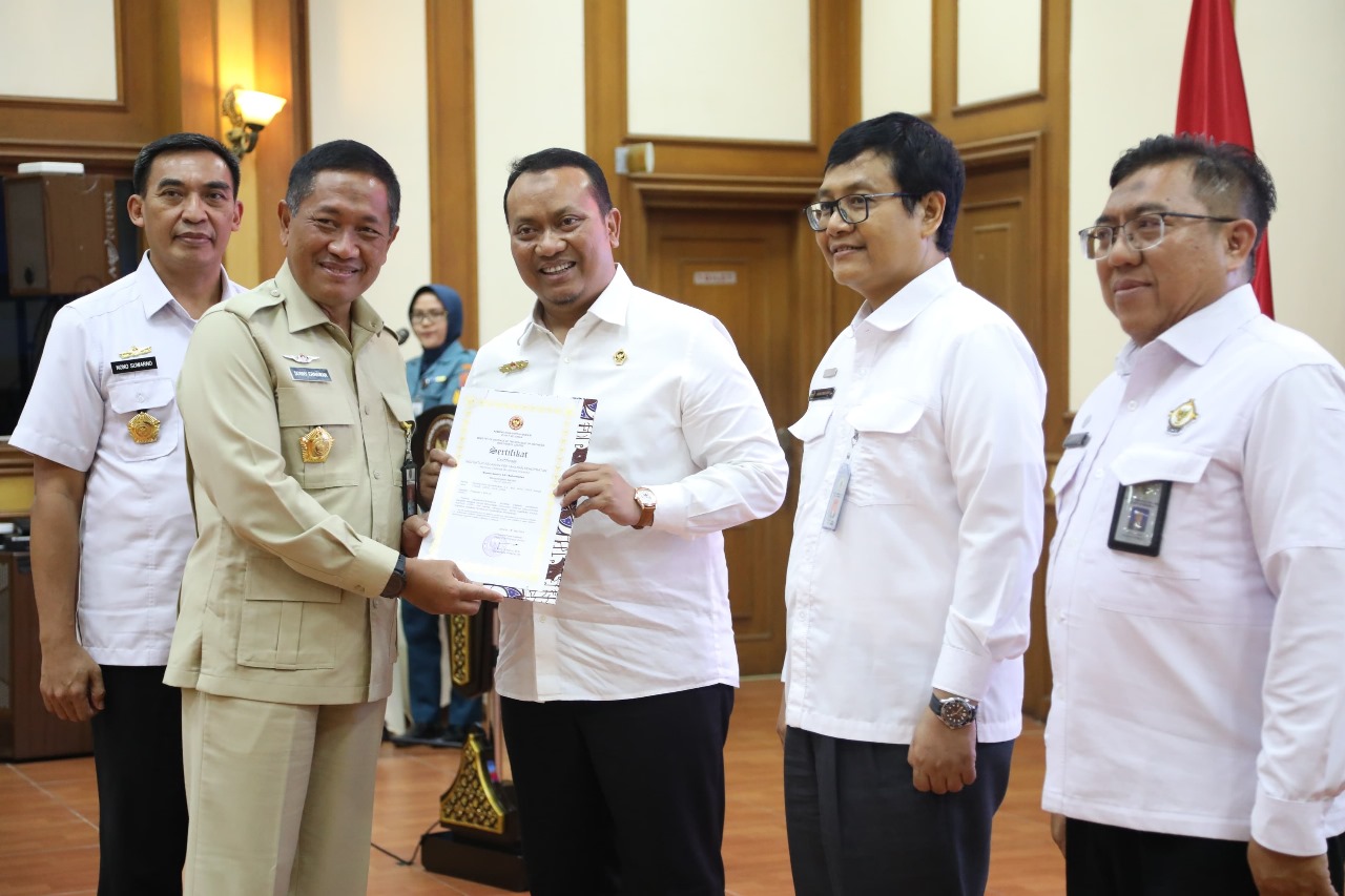 Plt. Sekjen Kemhan Menyematkan Brevet Kehormatan Kelaikan Pertahanan Kepada Pejabat BPK RI