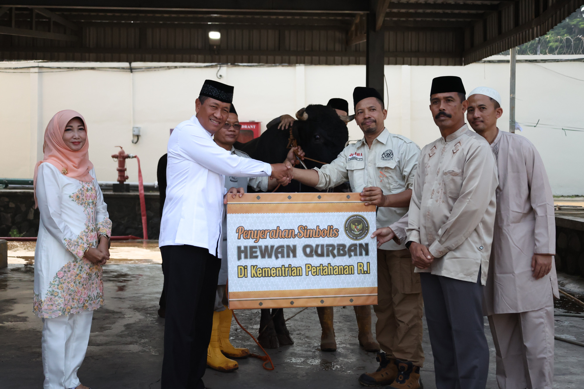 Plt. Sekjen Kemhan Serahkan Hewan Kurban Idul Adha 1445 H di Kompleks Kemhan Cawang