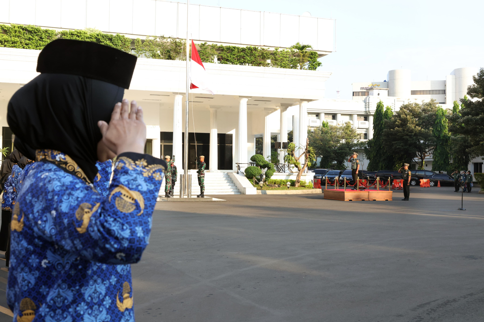 Staf Ahli Menhan Bidang Keamanan Pimpin Upacara Bendera Bulanan di Kementerian Pertahanan