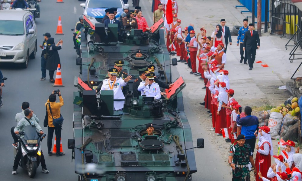 Benyamin Davnie-Pilar Saga Ichsan Naik Tank Menuju Lokasi Upacara Peringatan HUT ke-79 RI di Lapangan Batalyon Kavaleri 9/Surya Dharma Kala