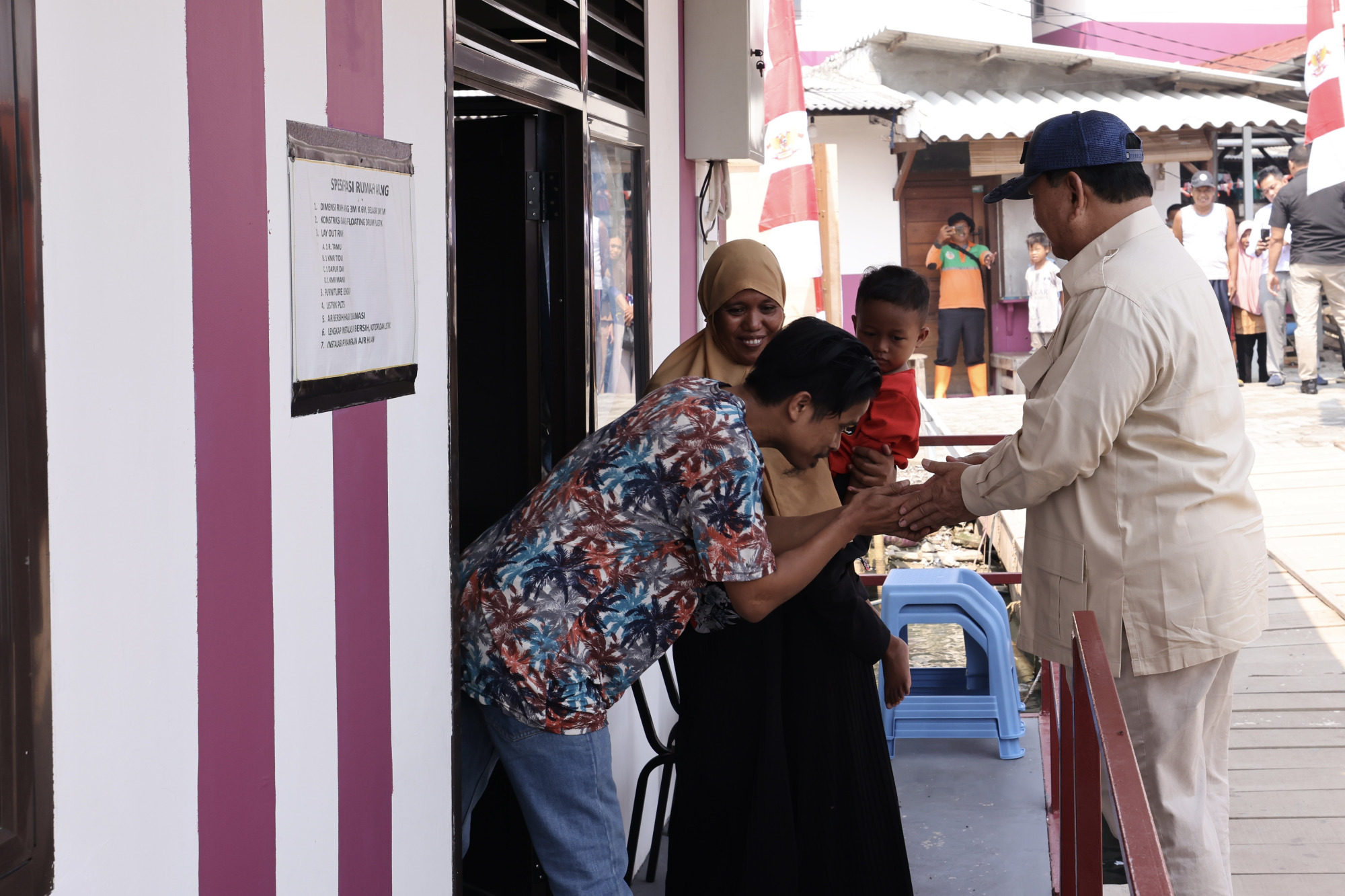 Menhan Prabowo Tinjau Hasil Pembangunan Rumah Apung dan Panggung untuk Warga Muara Angke