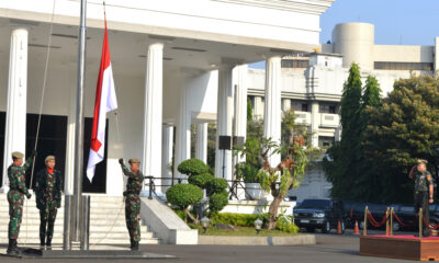 Kabadiklat Kemhan Pimpin Upacara Bendera Bulanan di Kementerian Pertahanan