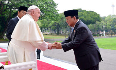 Menhan Prabowo Dampingi Presiden Joko Widodo dalam Kunjungan Paus Fransiskus di Istana Merdeka