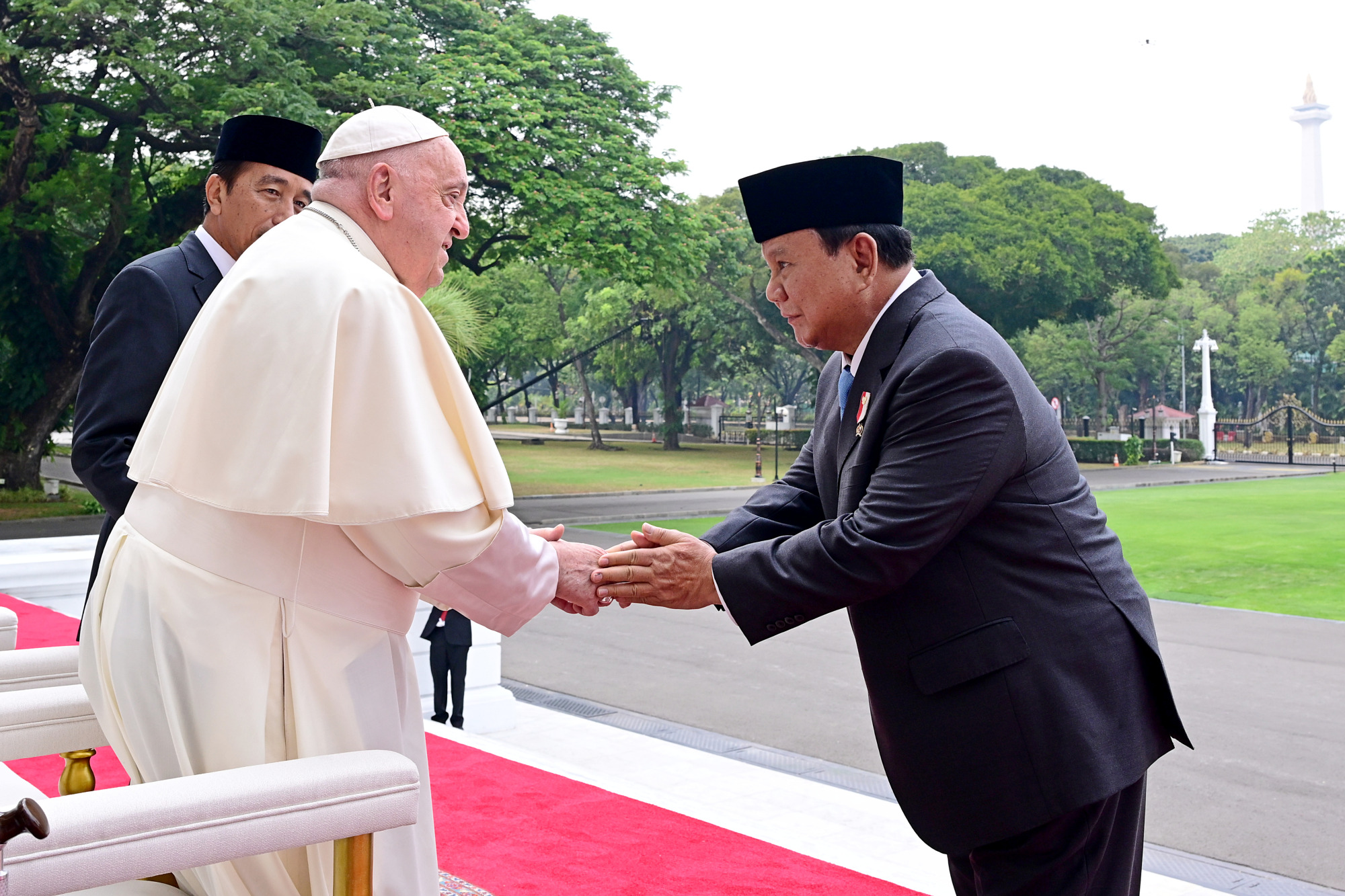 Menhan Prabowo Dampingi Presiden Joko Widodo dalam Kunjungan Paus Fransiskus di Istana Merdeka