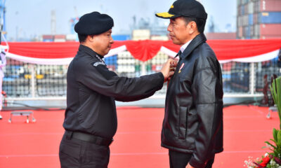 Menhan Prabowo Dampingi Presiden Jokowi di Penyematan Brevet Hiu Kencana dan Sailing Pass Alutsista TNI AL