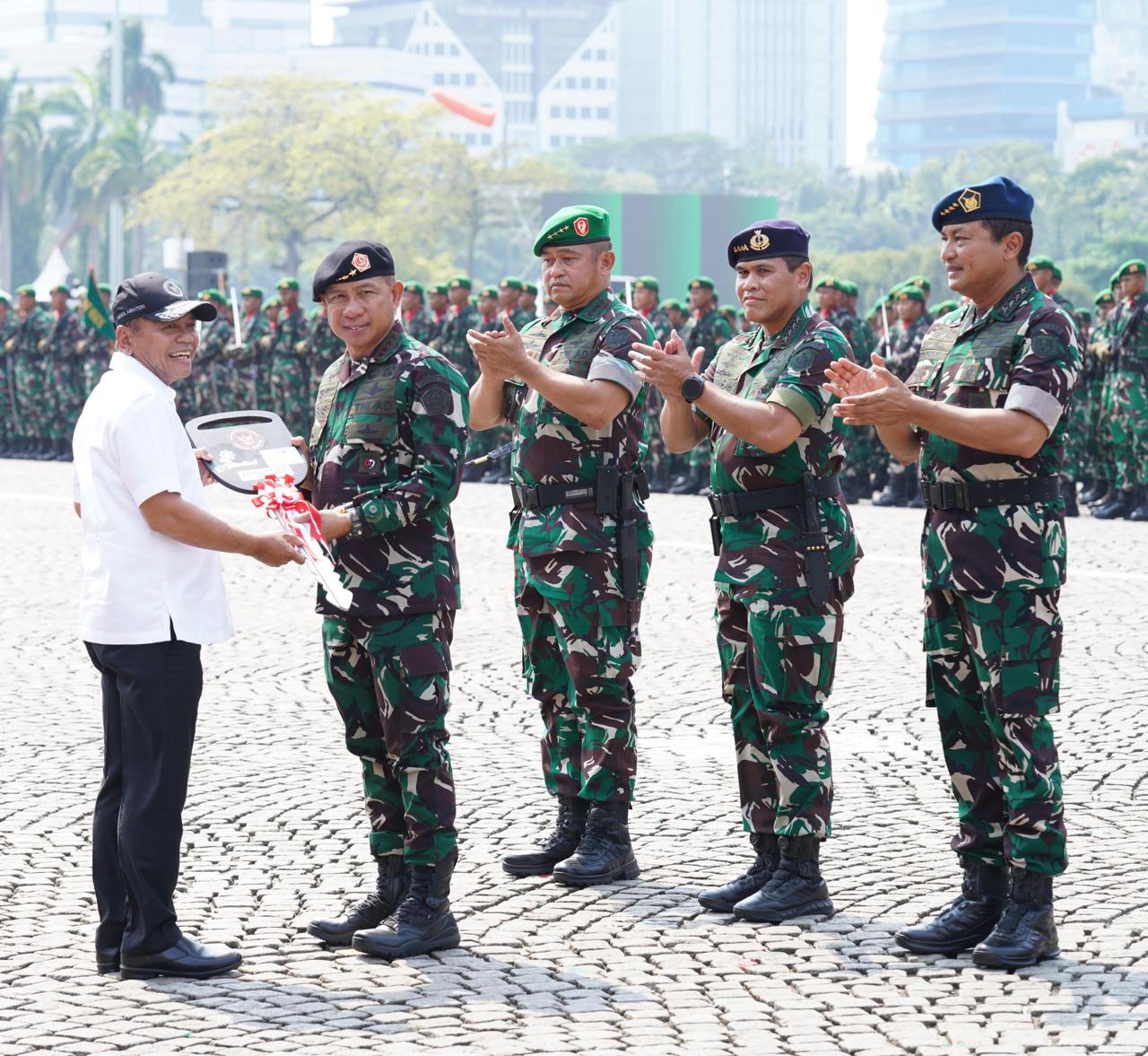 Wamenhan M. Herindra Serahkan Alpalhankam kepada Panglima TNI di Monas