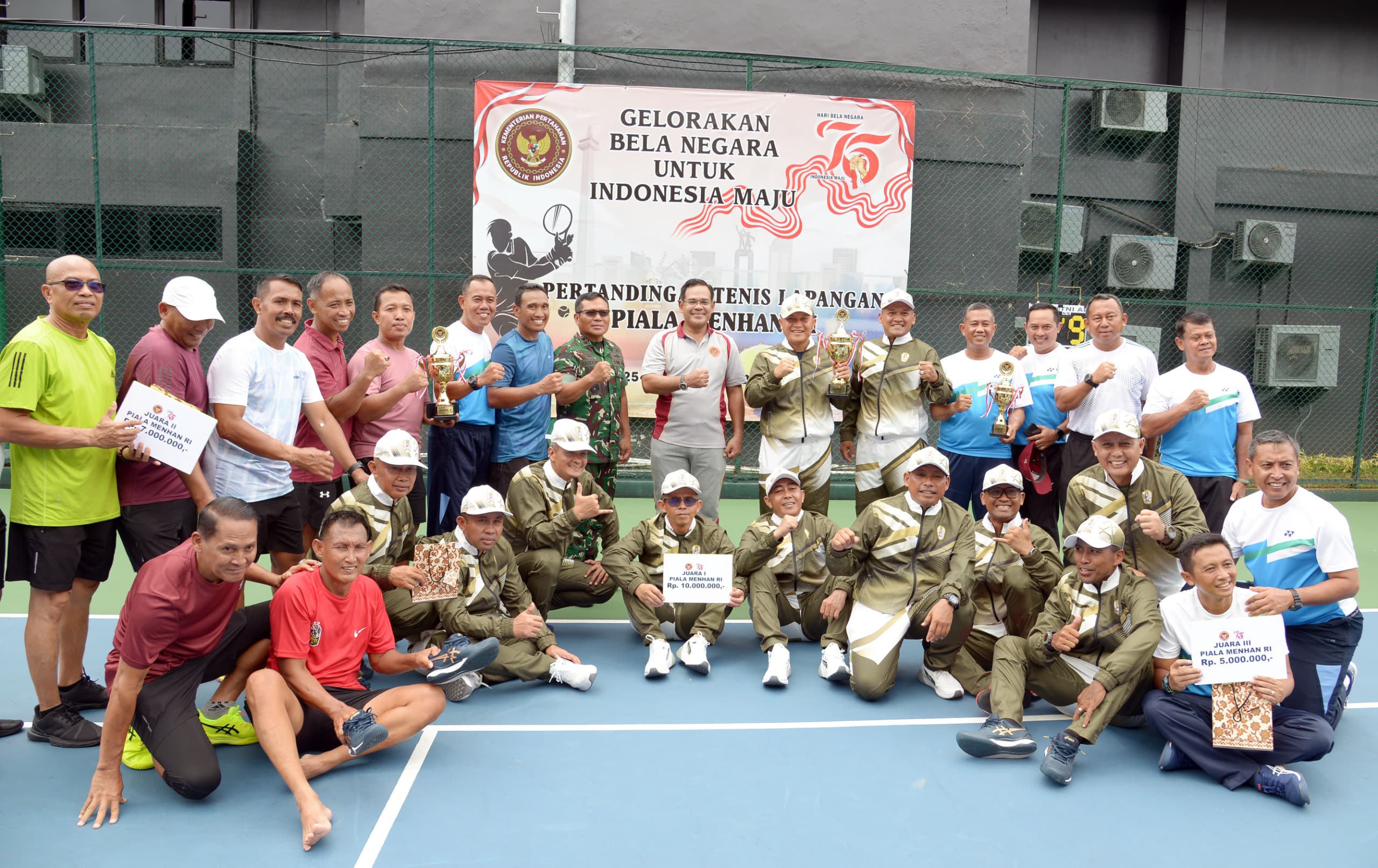 Tutup Pertandingan Tenis Lapangan Piala Menhan RI, Tim TNI AD Raih Juara Pertama