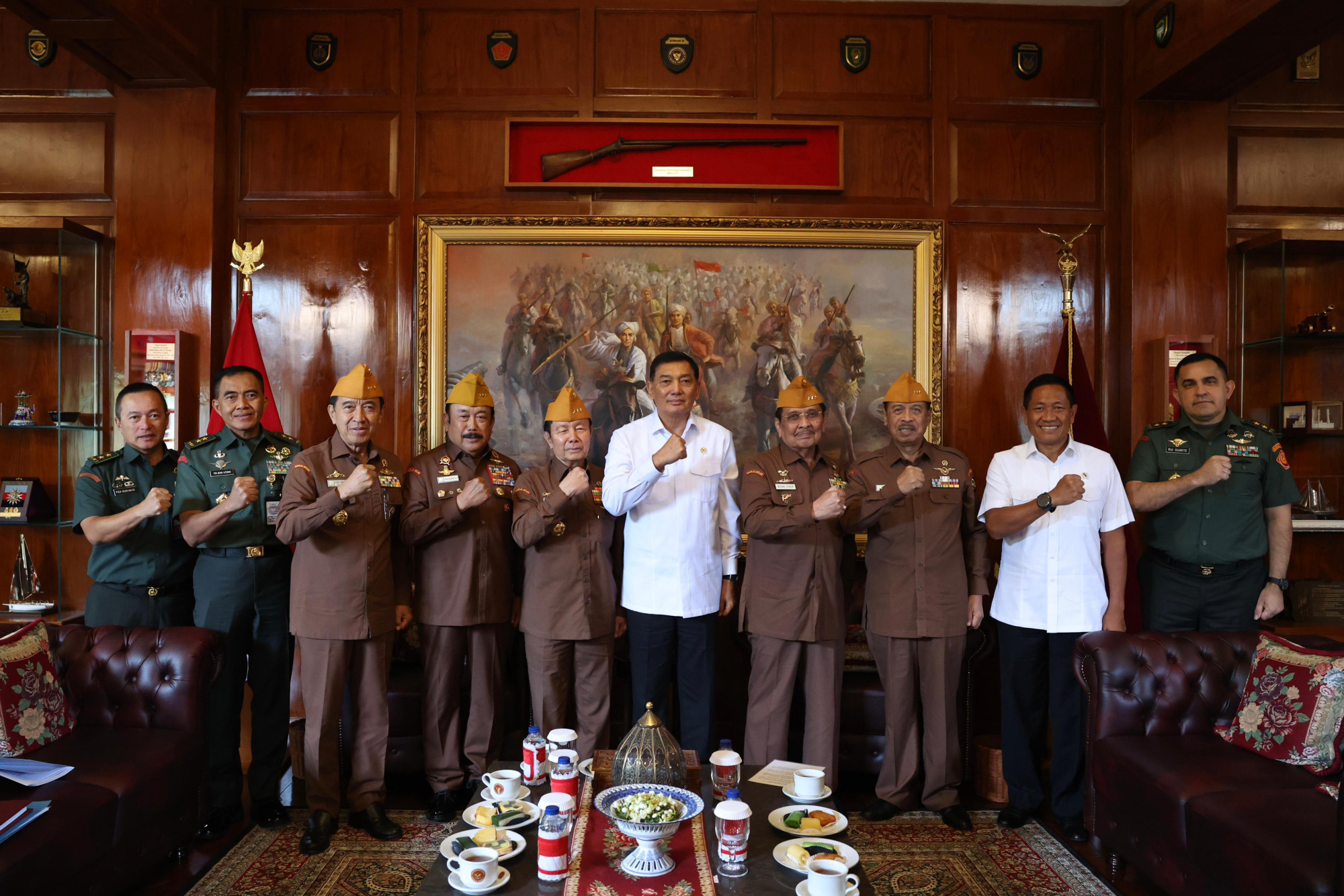 Menhan Sjafrie Terima Kunjungan Silaturahmi Ketua Umum DPP LVRI