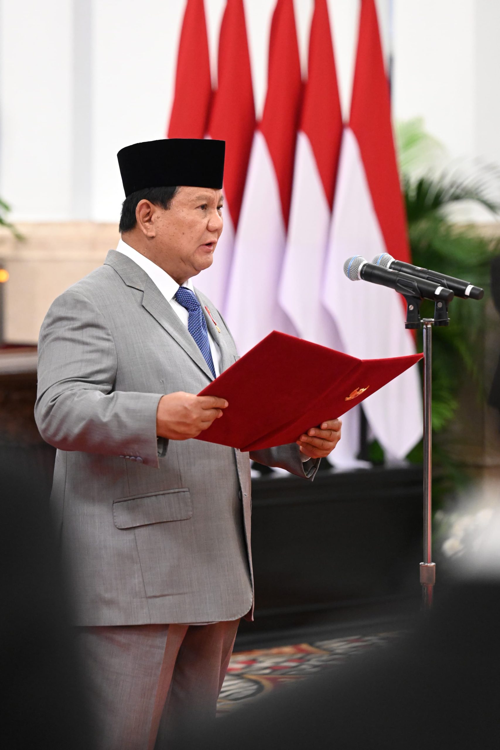 Menhan Sjafrie dan Wamenhan Donny Resmi Dilantik Presiden Prabowo Sebagai Pimpinan Dewan Pertahanan Nasional