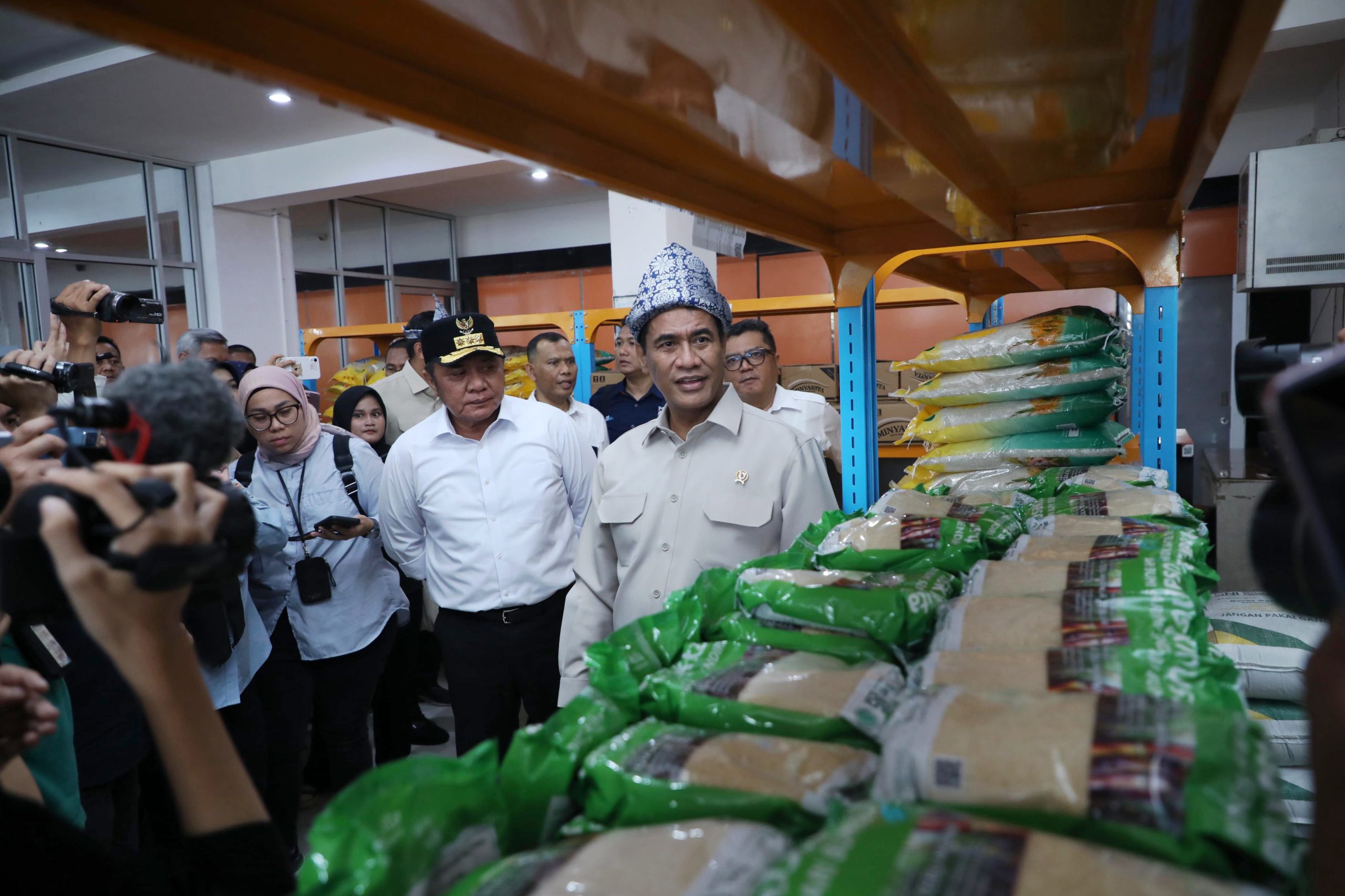 Herman Deru Dampingi Menteri Pertanian Cek Operasi Pasar Pangan Murah di Palembang
