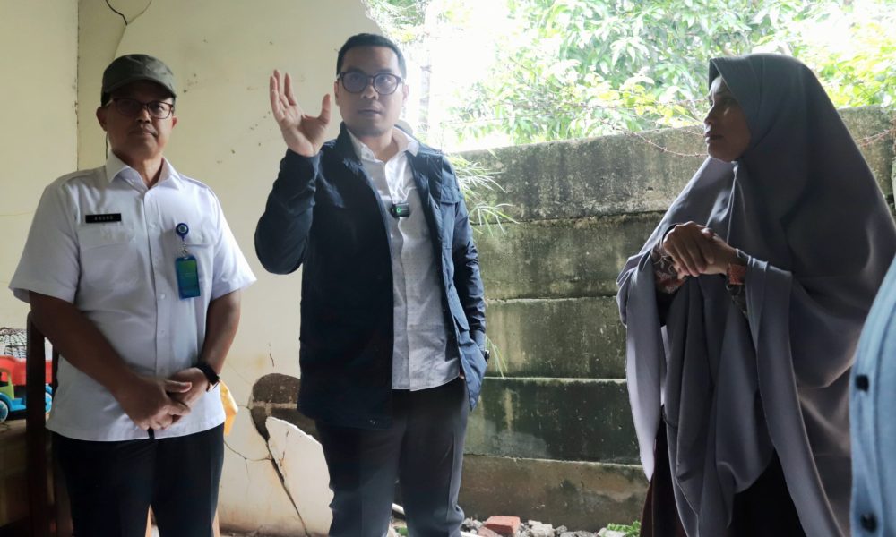 Pilar Saga Ichsan Tinjau Rumah Jebol, Langsung Instruksikan Pembangunan Ulang