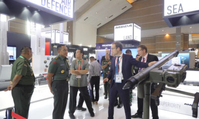 Sekjen Kemhan Kunjungi Berbagai Stan Industri Pertahanan di Indo Defence 2025