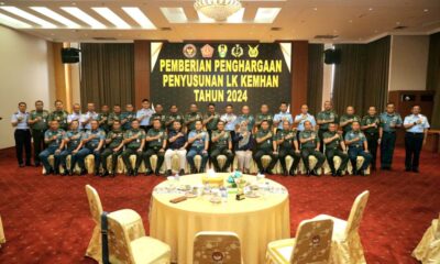 Kemhan Gelar Acara Penyerahan Piagam Penghargaan Penyusunan Laporan Keuangan Kemhan Tahun 2024