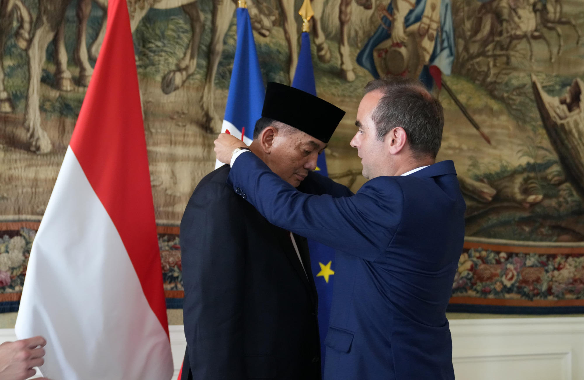 Menhan RI Terima Tanda Jasa Kehormatan dari Menhan Prancis Usai Hadiri Bastille Day 2025