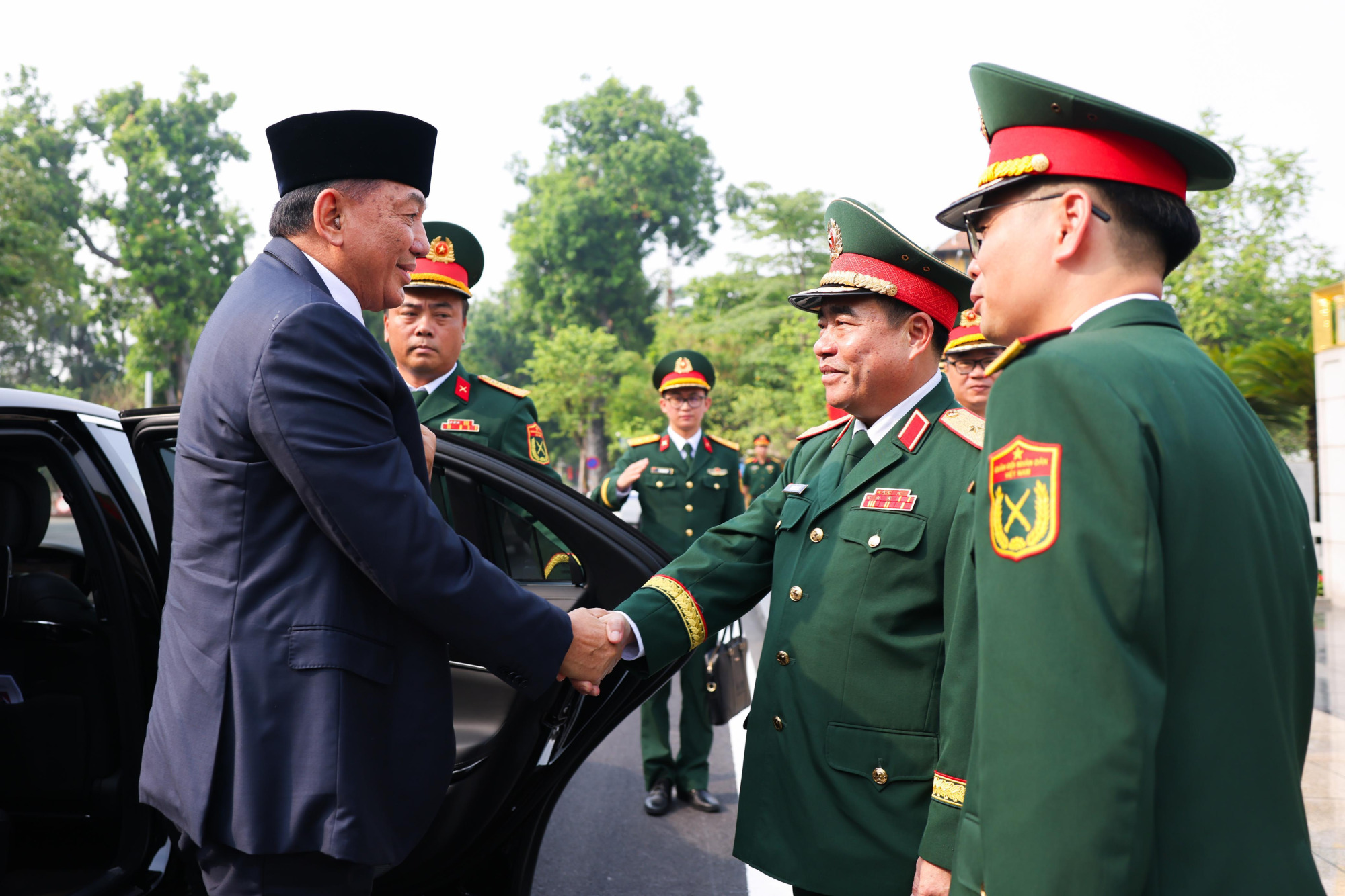 Menhan Sjafrie Beri Penghormatan di Bac Son Monument