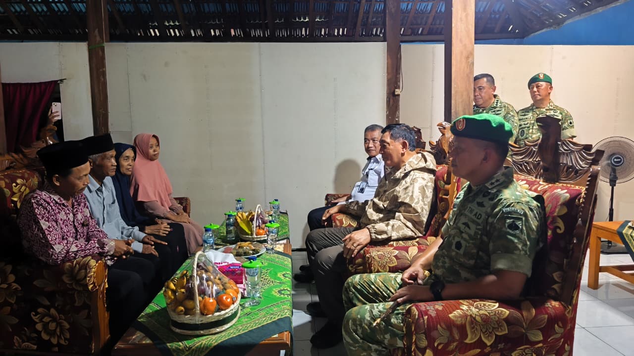 Lanjutkan Takziah, Menhan Sjafrie Sampaikan Negara Hadir untuk Kopda Amin Nurohman