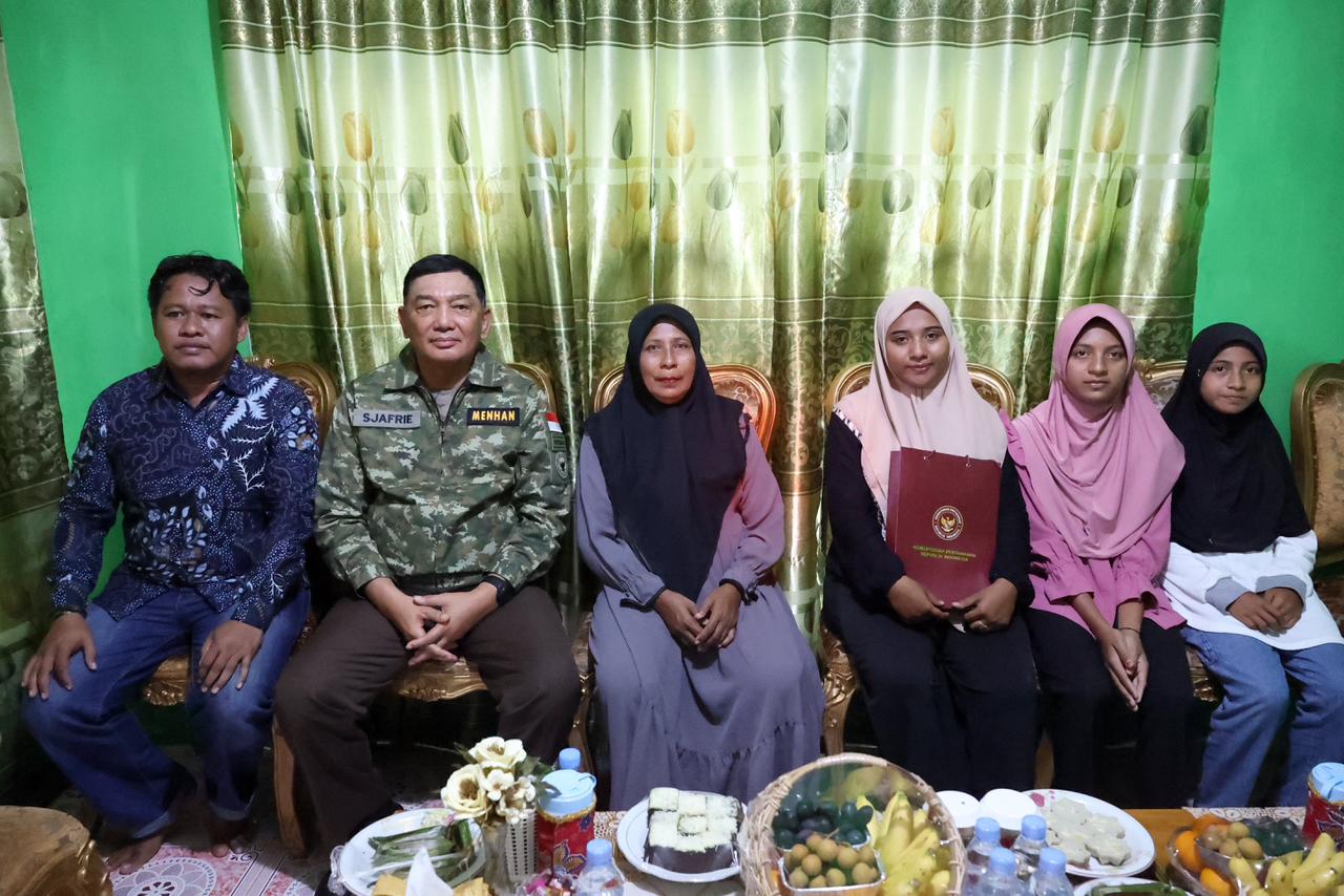 Menhan Takziah ke Keluarga Pahlawan NKRI Pratu Anumerta Haris Umaternate, Sampaikan Pesan Dukacita dan Dukungan Presiden