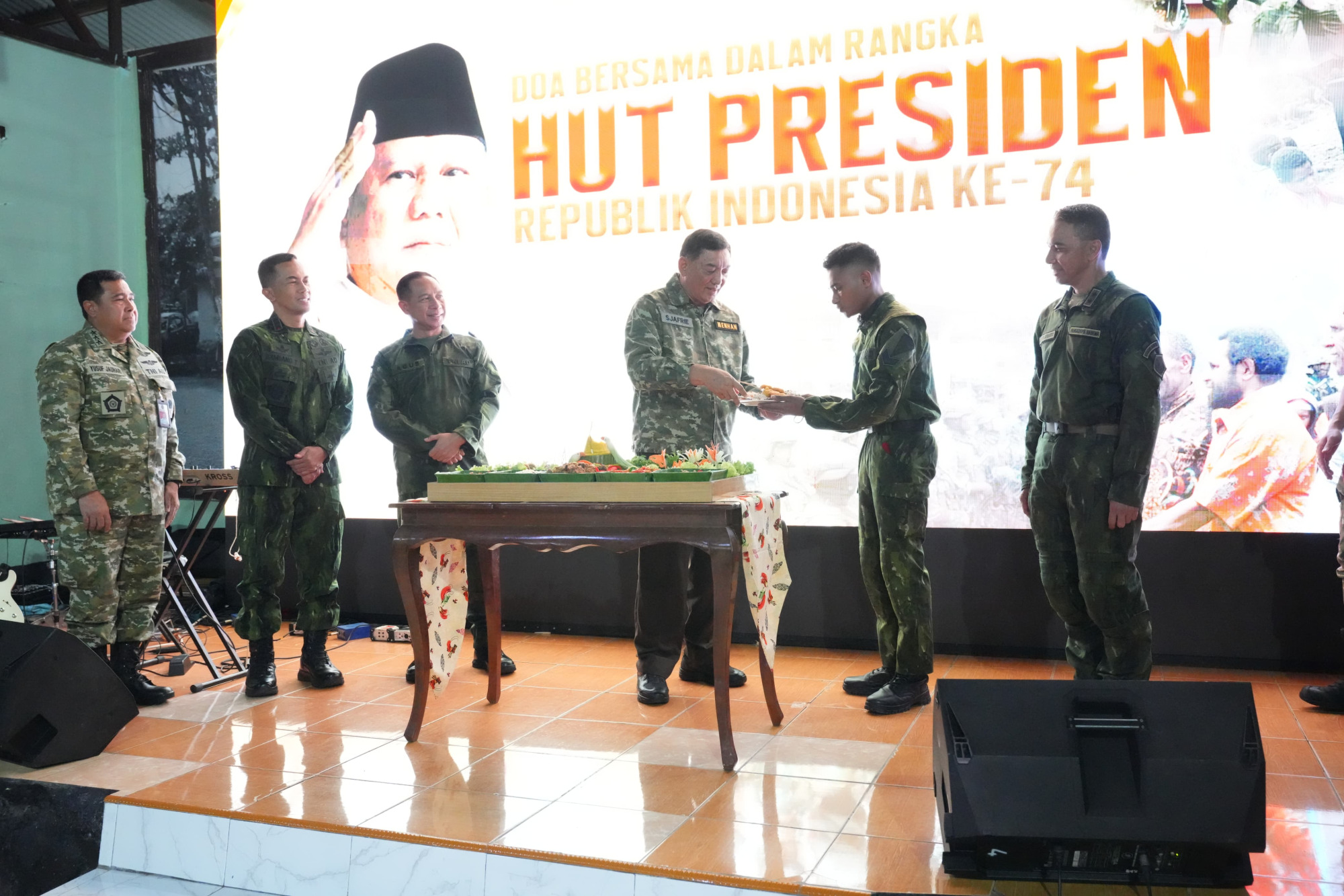 Menhan dan Panglima TNI Doakan Presiden Prabowo di HUT ke-74 Bersama Prajurit TNI di Timika
