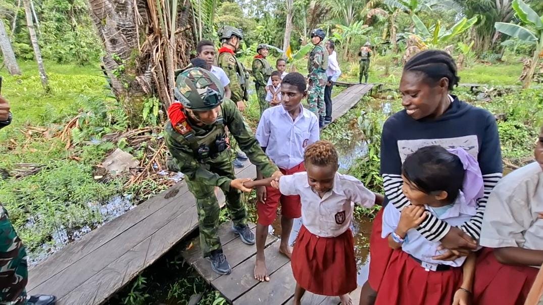 Program Makan Bergizi Gratis, Kemhan Bersama Satgas Yonif 733/Masariku Hadir di Pedalaman Papua Pegunungan