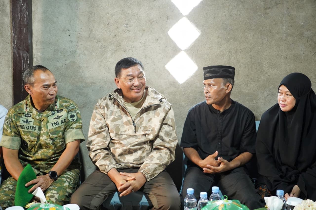 Takziah ke Kediaman Pahlawan Bangsa, Lettu Inf (Anumerta) Fauzy, Menhan: Beliau Prajurit Berdisiplin Tinggi