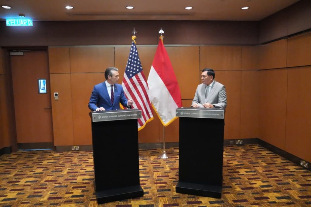 Menhan RI Sjafrie Sjamsoeddin Gelar Pertemuan Bilateral dengan Sekretaris Perang AS di Sela ADMM