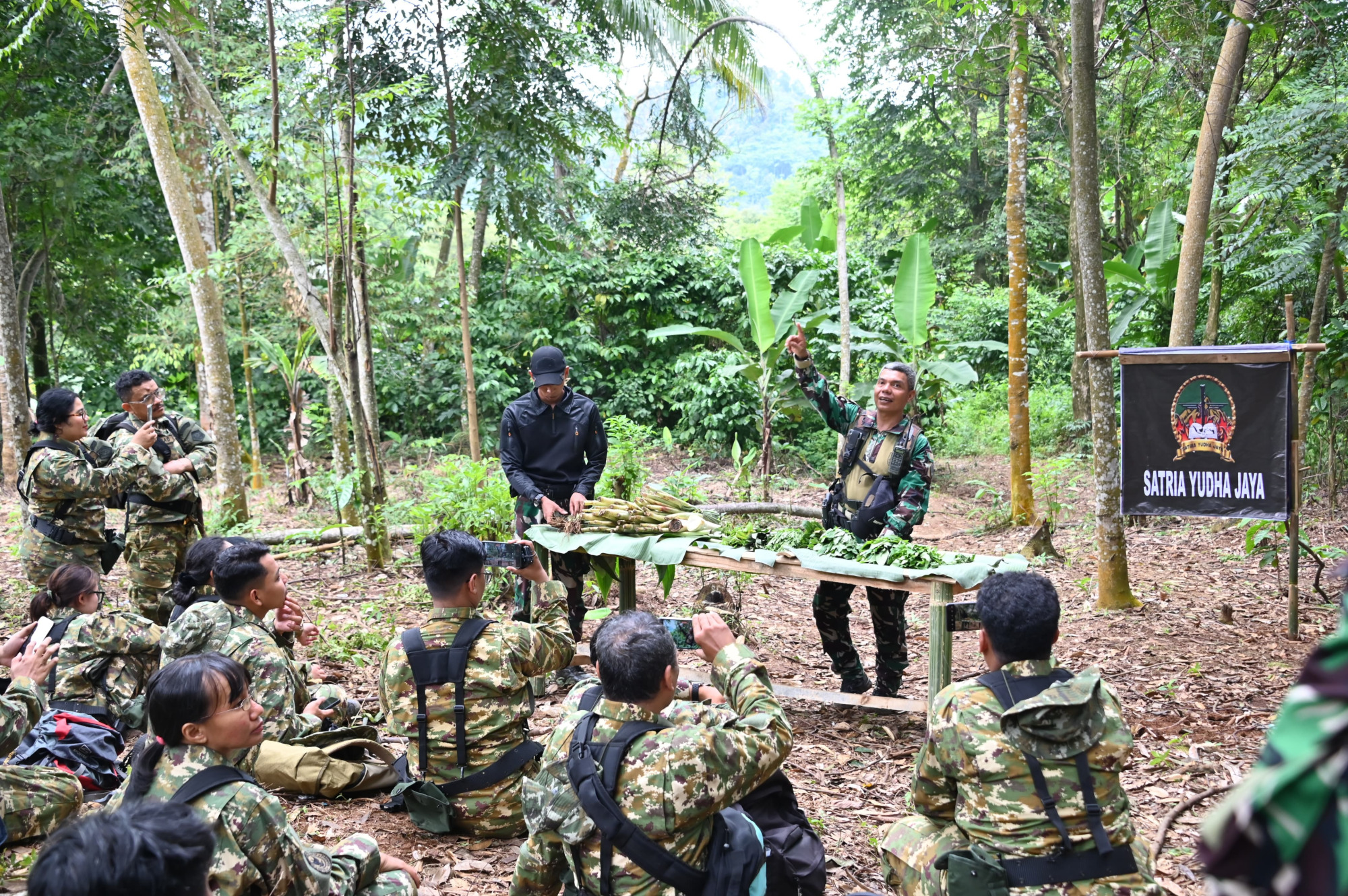 Kemhan Perkuat Kesiapan Mental Awak Media melalui Pembekalan Survival di Daerah Rawan