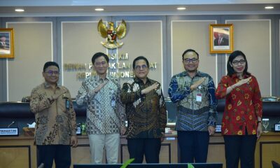 Sekretaris Jenderal DPR RI Indra Iskandar foto bersama usai penandatanganan nota kesepahaman antara Setjen DPR RI dengan PT Kereta Api Indonesia dan PT Kereta Cepat Indonesia–China di DPR RI, Senayan, Jakarta, Selasa (16/12/2025).