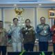 Sekretaris Jenderal DPR RI Indra Iskandar foto bersama usai penandatanganan nota kesepahaman antara Setjen DPR RI dengan PT Kereta Api Indonesia dan PT Kereta Cepat Indonesia–China di DPR RI, Senayan, Jakarta, Selasa (16/12/2025).