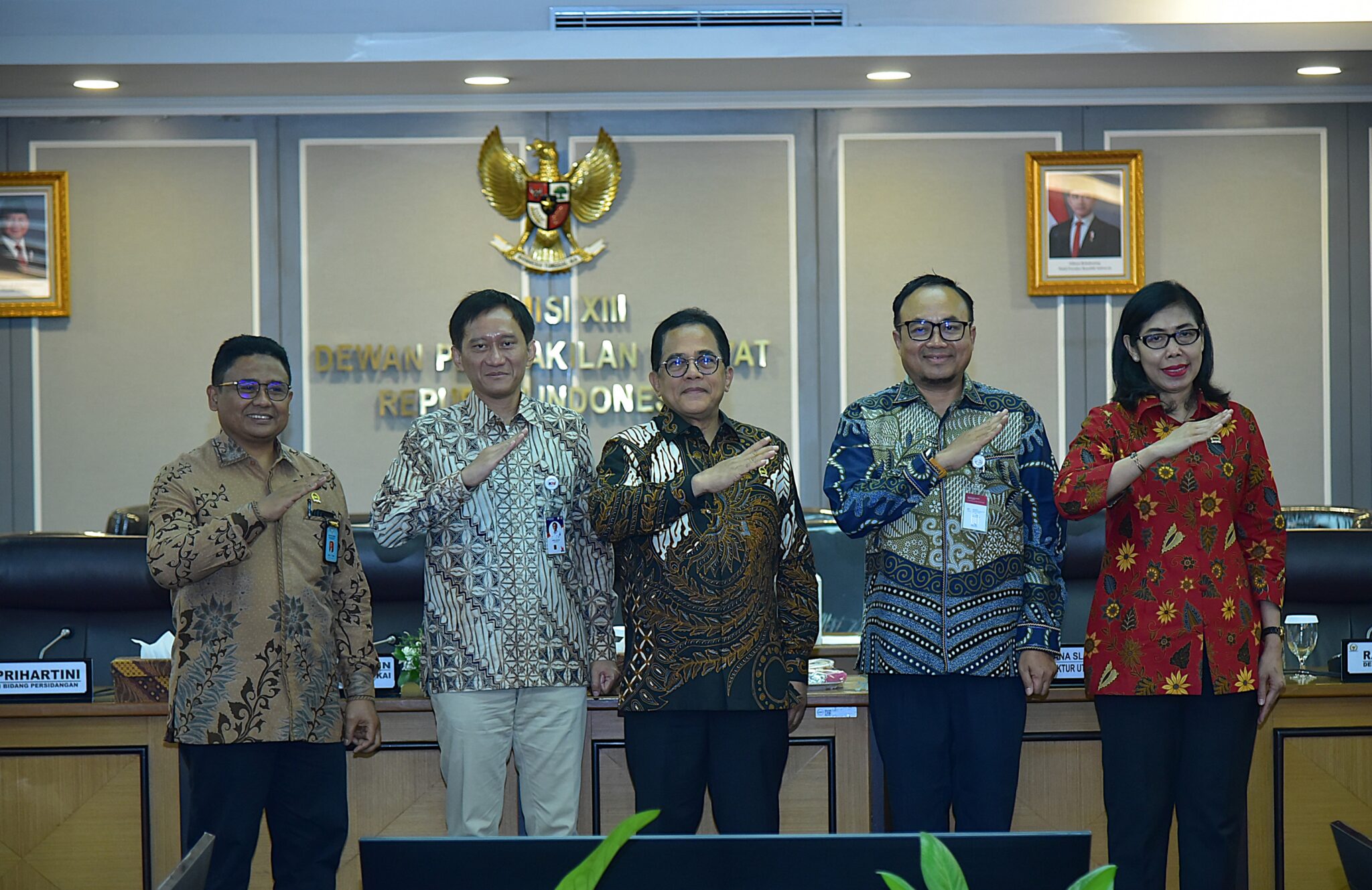 Sekretaris Jenderal DPR RI Indra Iskandar foto bersama usai penandatanganan nota kesepahaman antara Setjen DPR RI dengan PT Kereta Api Indonesia dan PT Kereta Cepat Indonesia–China di DPR RI, Senayan, Jakarta, Selasa (16/12/2025).