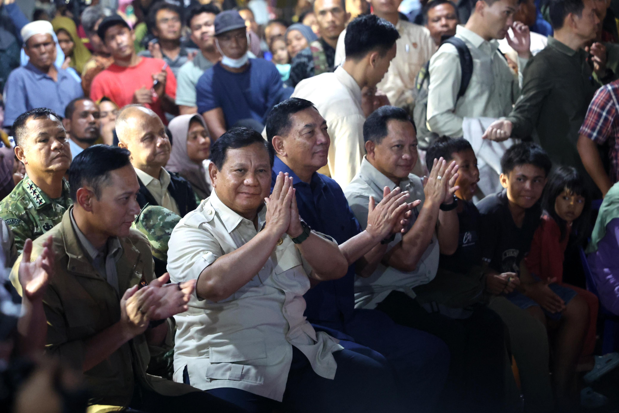 Tanpa Sekat, Menhan Dampingi Presiden Lalui Malam Pergantian Tahun Bersama Warga Terdampak di Tapanuli Selatan
