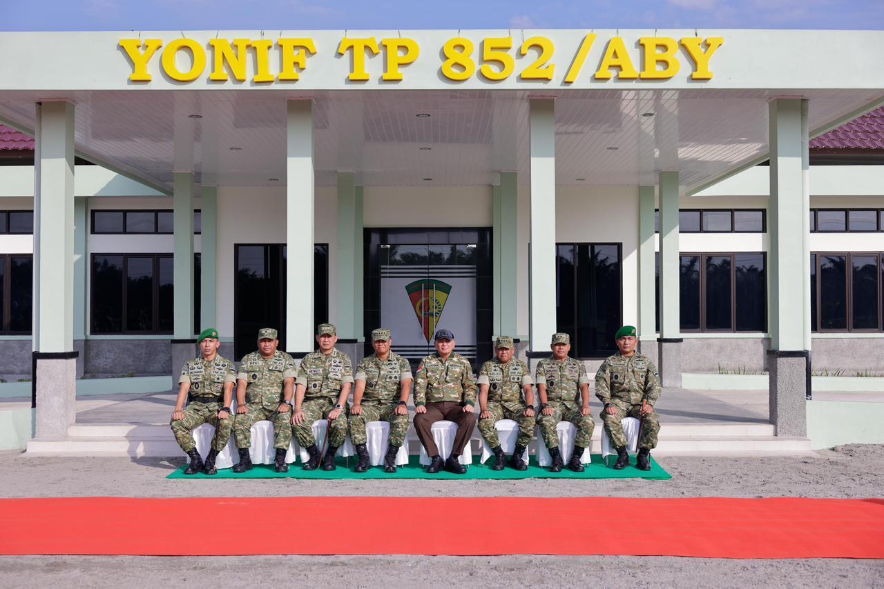 Menhan Sjafrie Kunjungi Yonif TP 852/ABY, Kobarkan Semangat Juang Prajurit