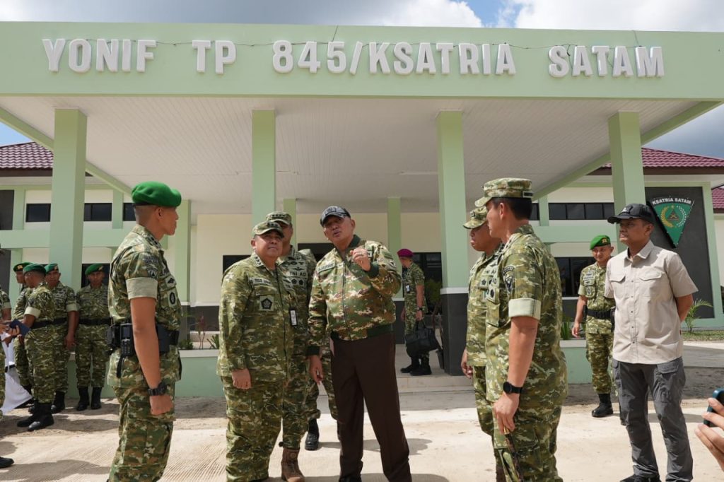 Menhan Kunjungan ke Yonif TP 845/Ksatria Satam: TNI Harus Hadir Nyata untuk Keamanan dan Kesejahteraan Warga