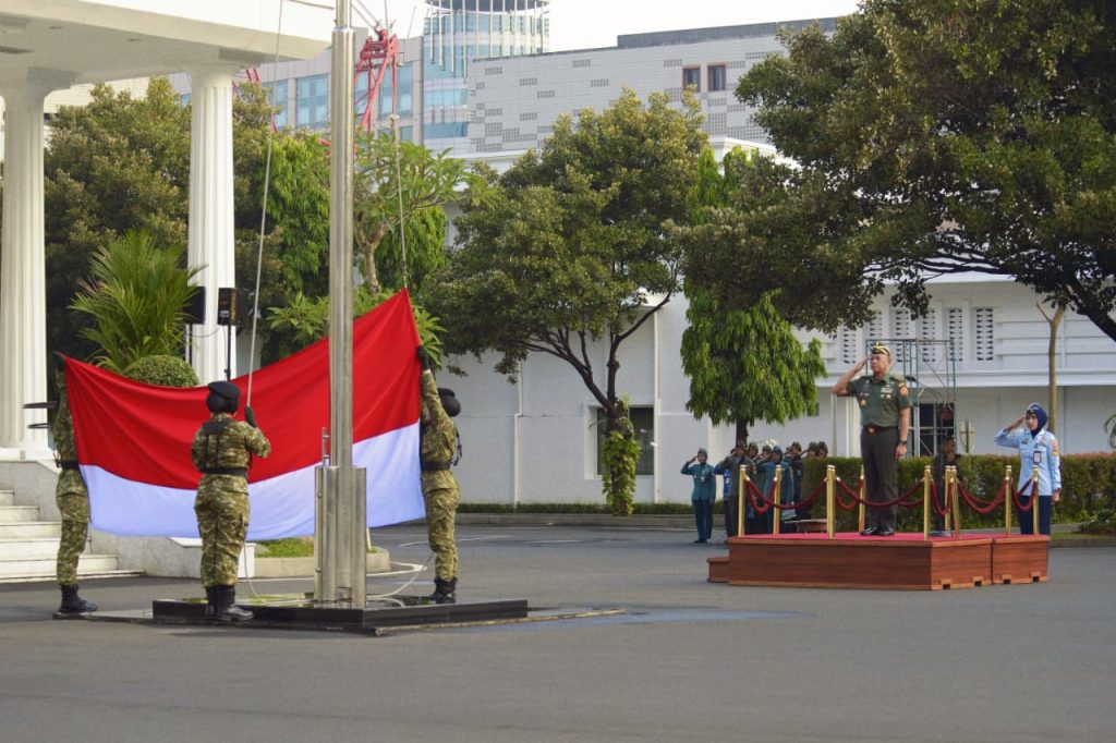 Dirjen Strahan Kemhan Pimpin Upacara Bendera Bulanan