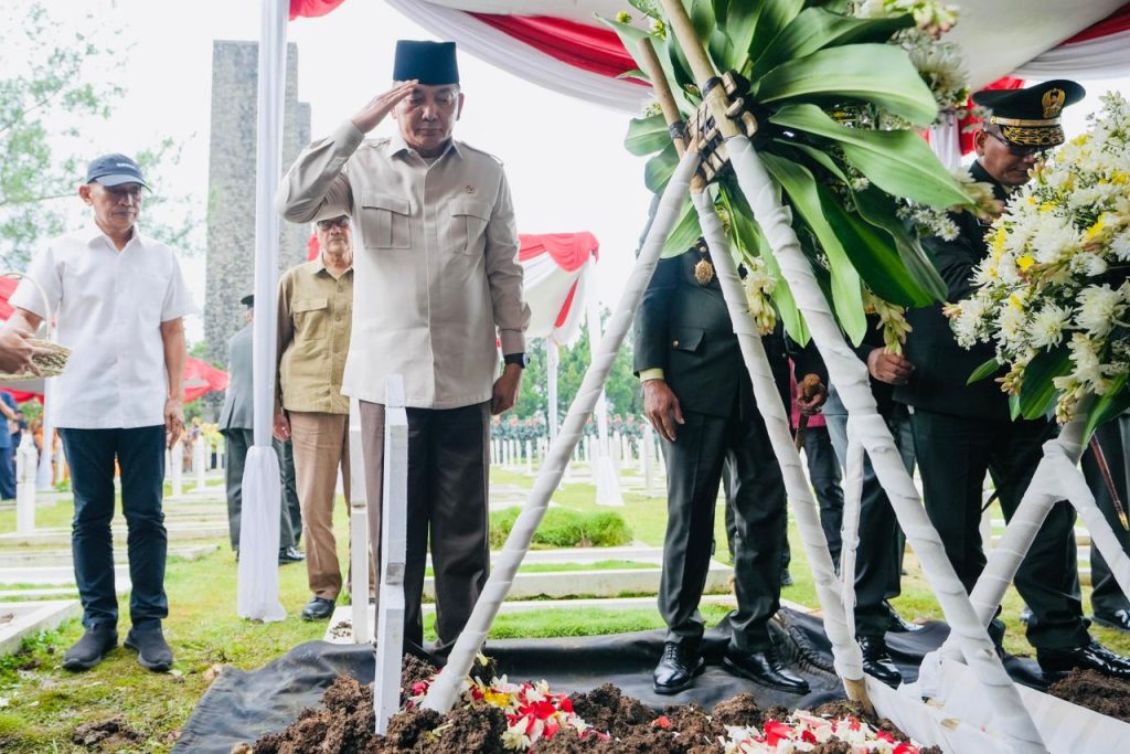 Menhan RI Hadiri Pemakaman Mayjen TNI (Purn) Tayo Tarmadi di TMP Cikutra Bandung