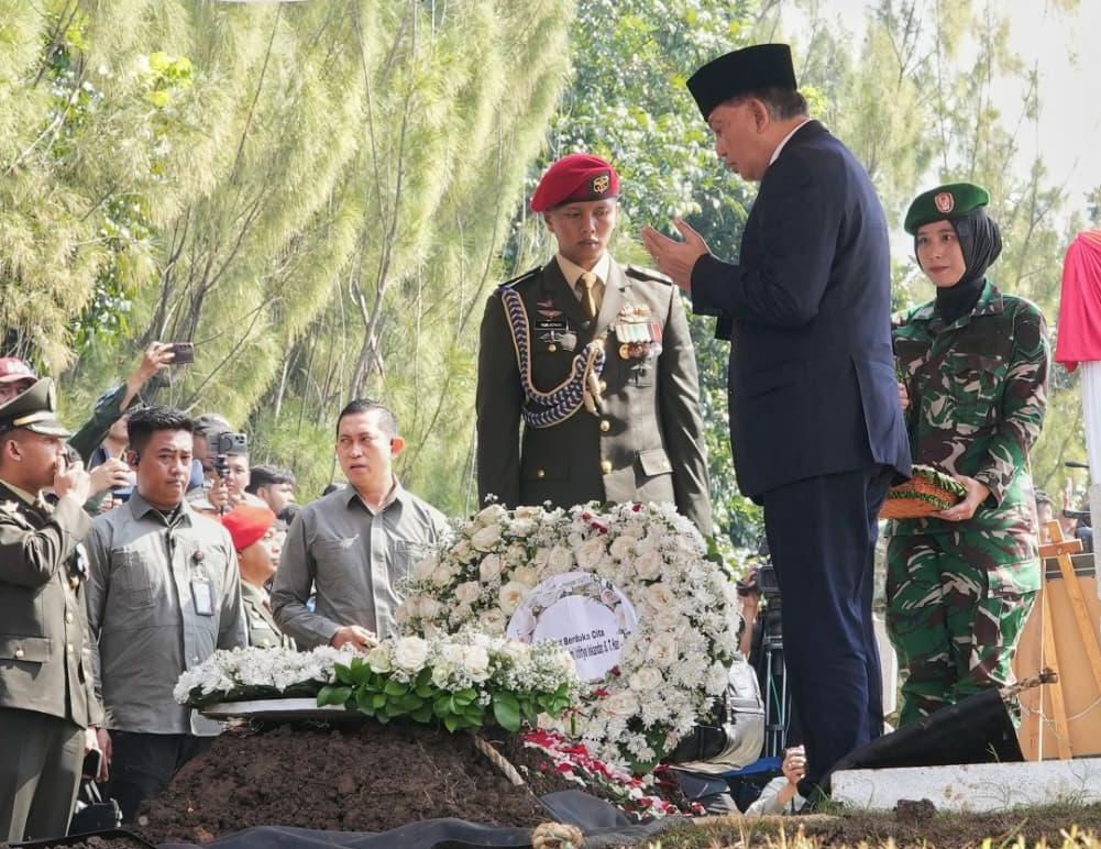 Menhan Sjafrie Hadiri Pemakaman Militer Mayor Inf Anumerta Zulmi Aditya di TMP Cikutra