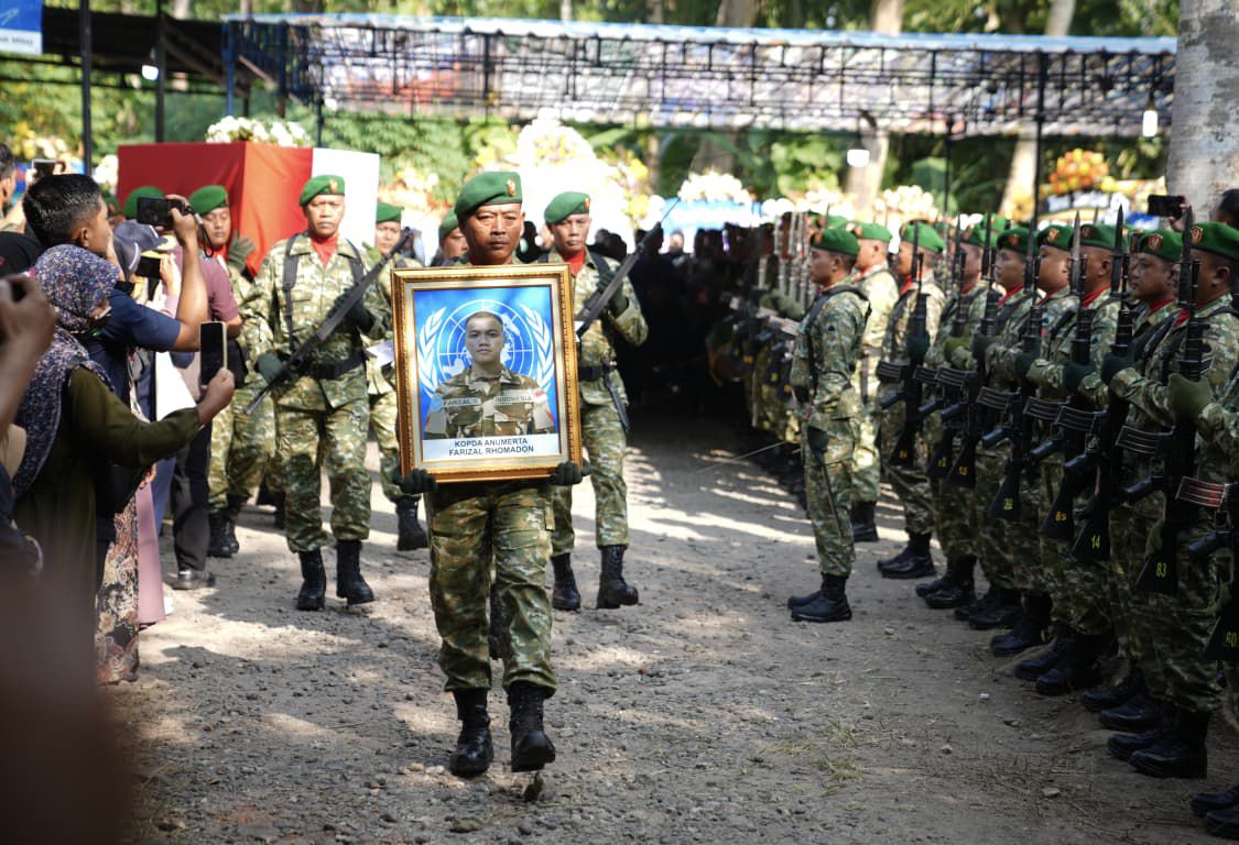 Pemakaman Militer Kopda Anumerta Farizal Romadhon di TMP Giripeni Kulonprogo Berlangsung Khidmat dan Penuh Haru