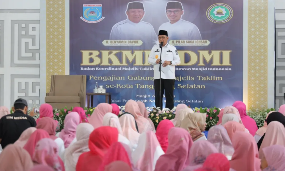 Pengajian Gabungan di Masjid Al-I’tishom, Benyamin Davnie Ajak Ibu-Ibu Majelis Taklim Tangsel Jadi Penggerak Peduli Sampah